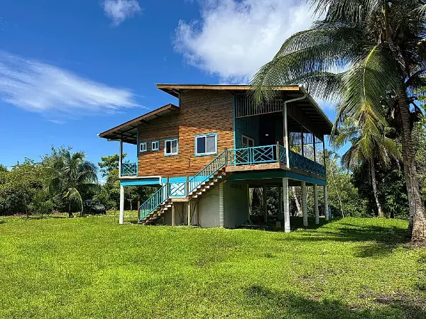 Bayside Panama oceanfront property with tropical vegetation