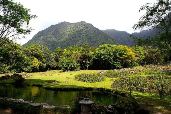 El Valle de Anton crater town with lush green mountains and lake